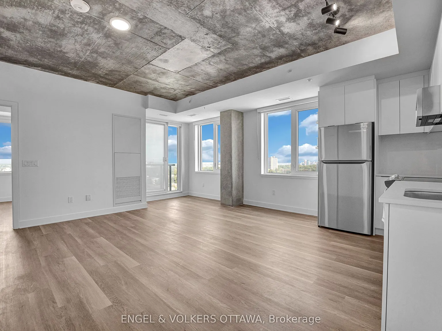 1655 Carling Ave — Photo 4
