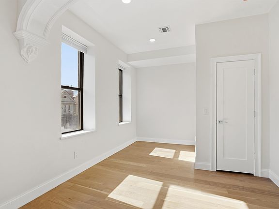 5th image of 233 1/2 Summit Ave APT 3