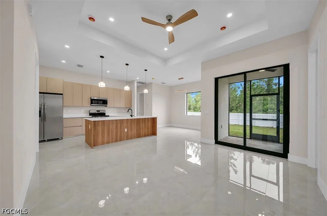 4 bed, 3.0 bath, 1619 sqft, $2,500 — Photo 3