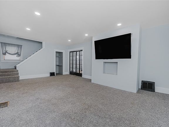 3rd image of 933 Oak St