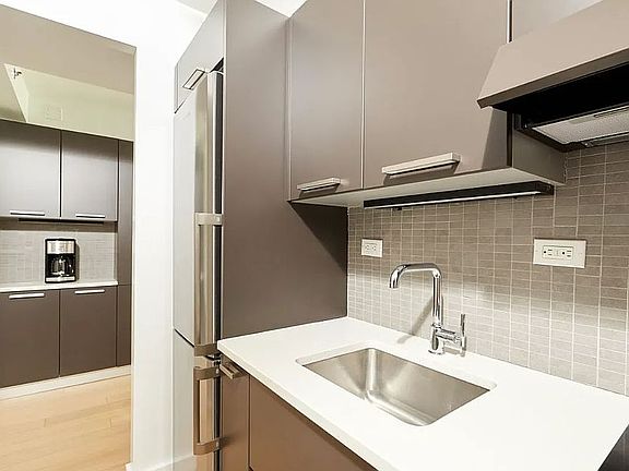 5th image of 222 E 39th St APT 20A
