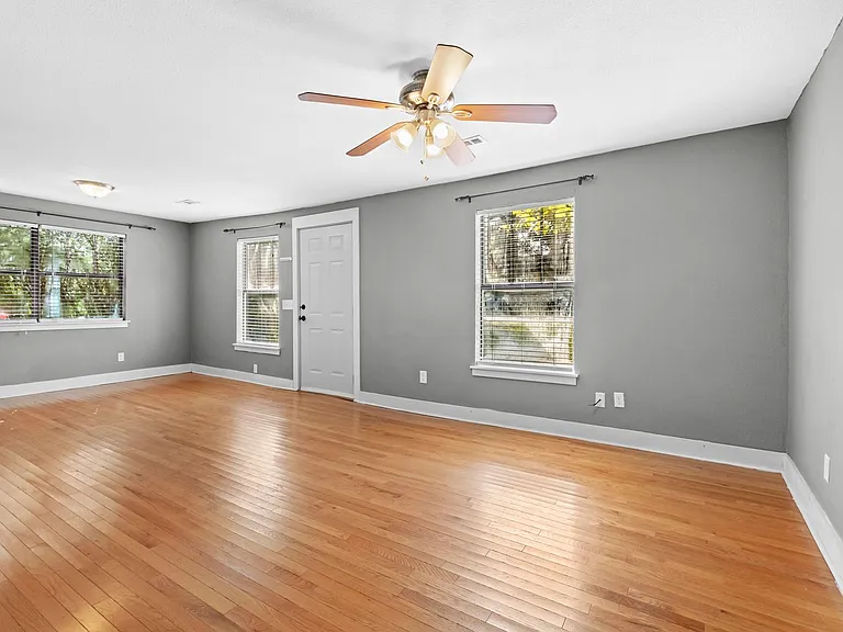 1022 W Holly St — Photo 8