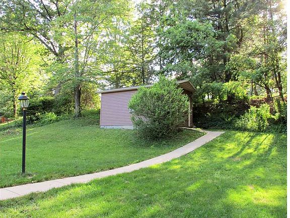 3rd image of 114 Thornwood Dr
