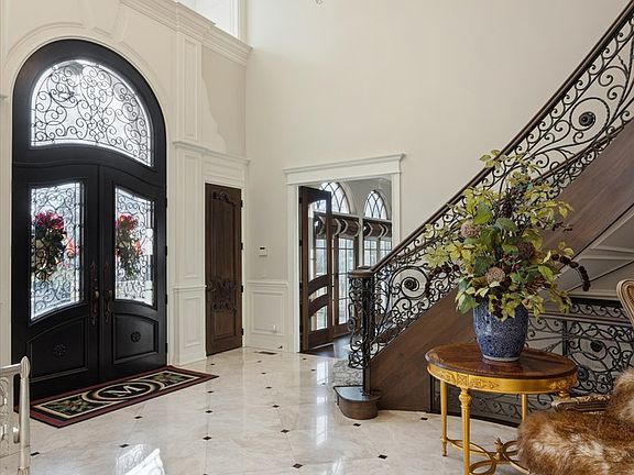 3rd image of 321 E 9th St