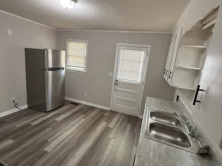 170 Queens Rd #C — Photo 4