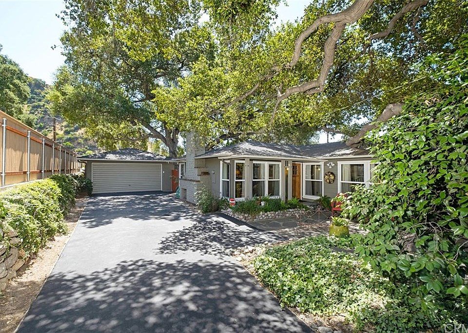 1st image of 744 Oakglade Dr
