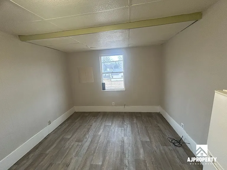 1118 W 8th St — Photo 2