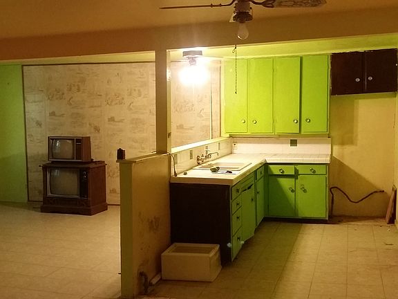 3rd image of 557 S Sam Houston Blvd