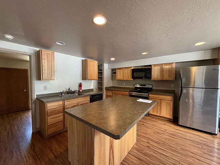 1402 S Willson Ave — Photo 4
