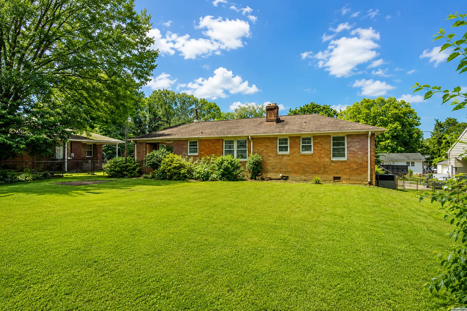 3 bed, 1.5 bath, 1177 sqft, $1,800 — Photo 2