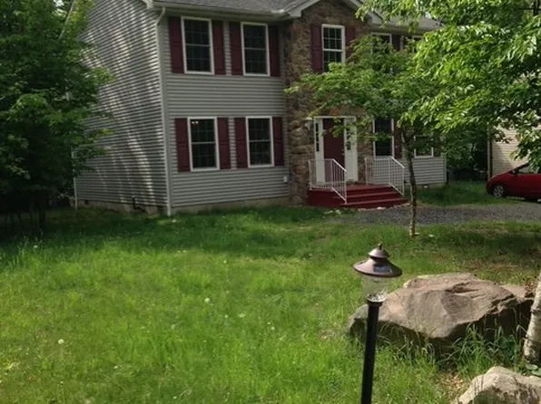 898 Country Place Dr, Tobyhanna, PA 18466