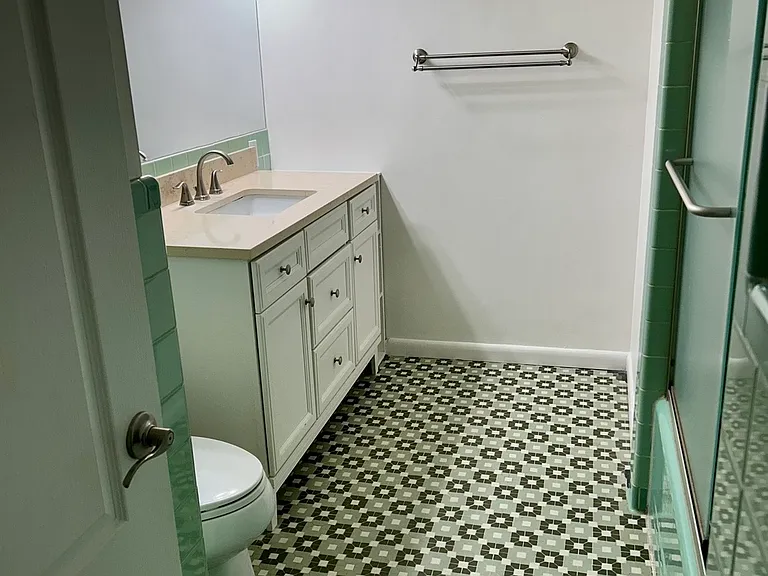 Guest/2d bathroom