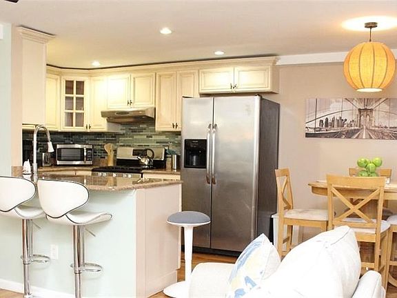 3rd image of 979 E 108th St APT Cc