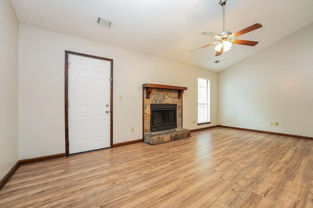 3 bed, 2.0 bath, 1218 sqft, $1,665 — Photo 3