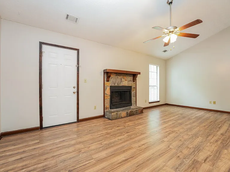 116 Adrian Dr — Photo 3