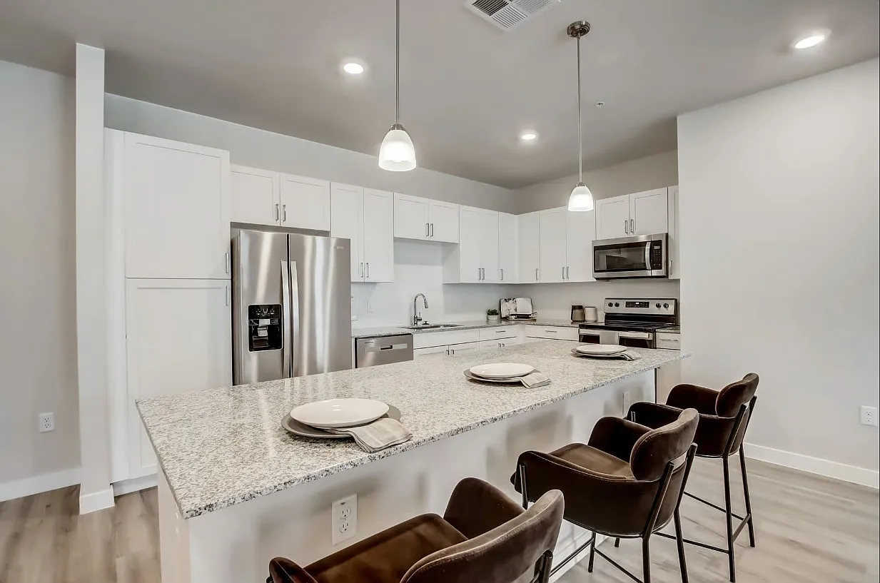 Black Canyon Luxury Apartments — Photo 1