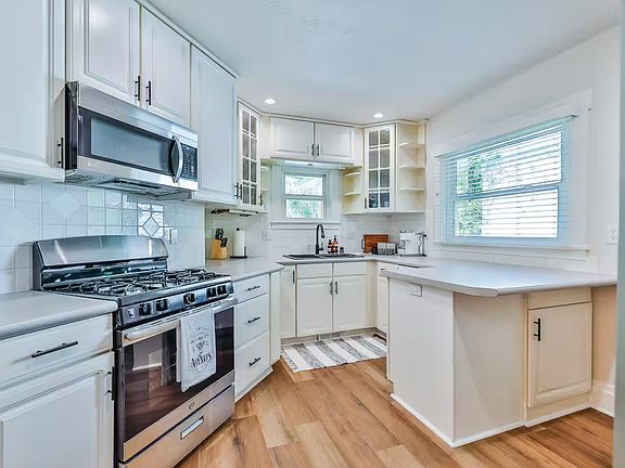 5th image of 420 E 3rd Ave