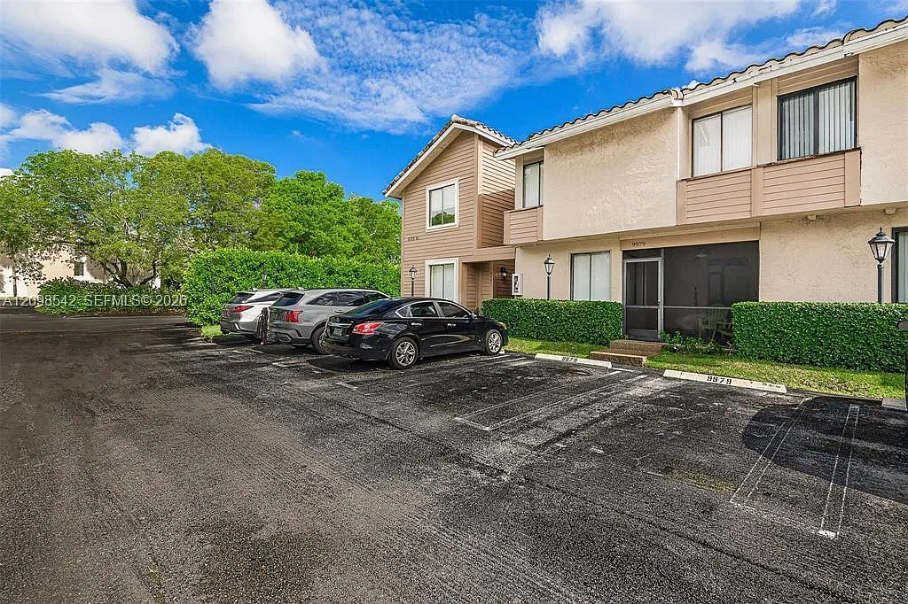 Maplewood Townhouses Cond — Photo 1