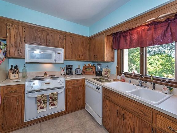 3rd image of 1044 N 124th St