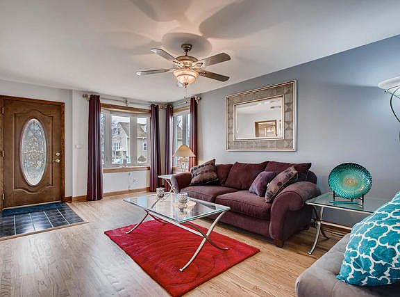 4th image of 9822 Montrose Ave