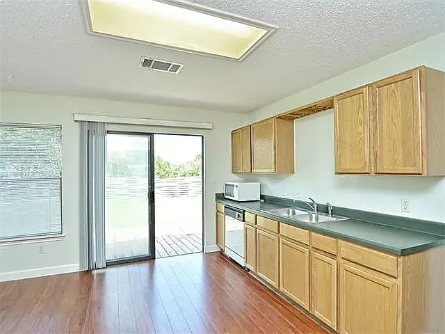 1208 Bradbury Ln — Photo 12