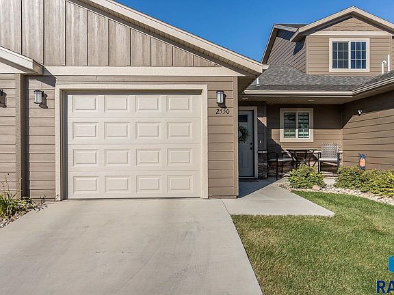 2nd image of 2550 E Meadowside Pl