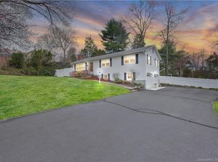 40 Pine St, Trumbull, CT 06611