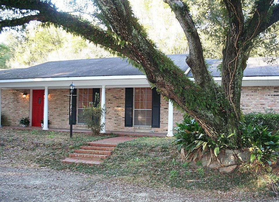 Front, 1 of 3 large oaks