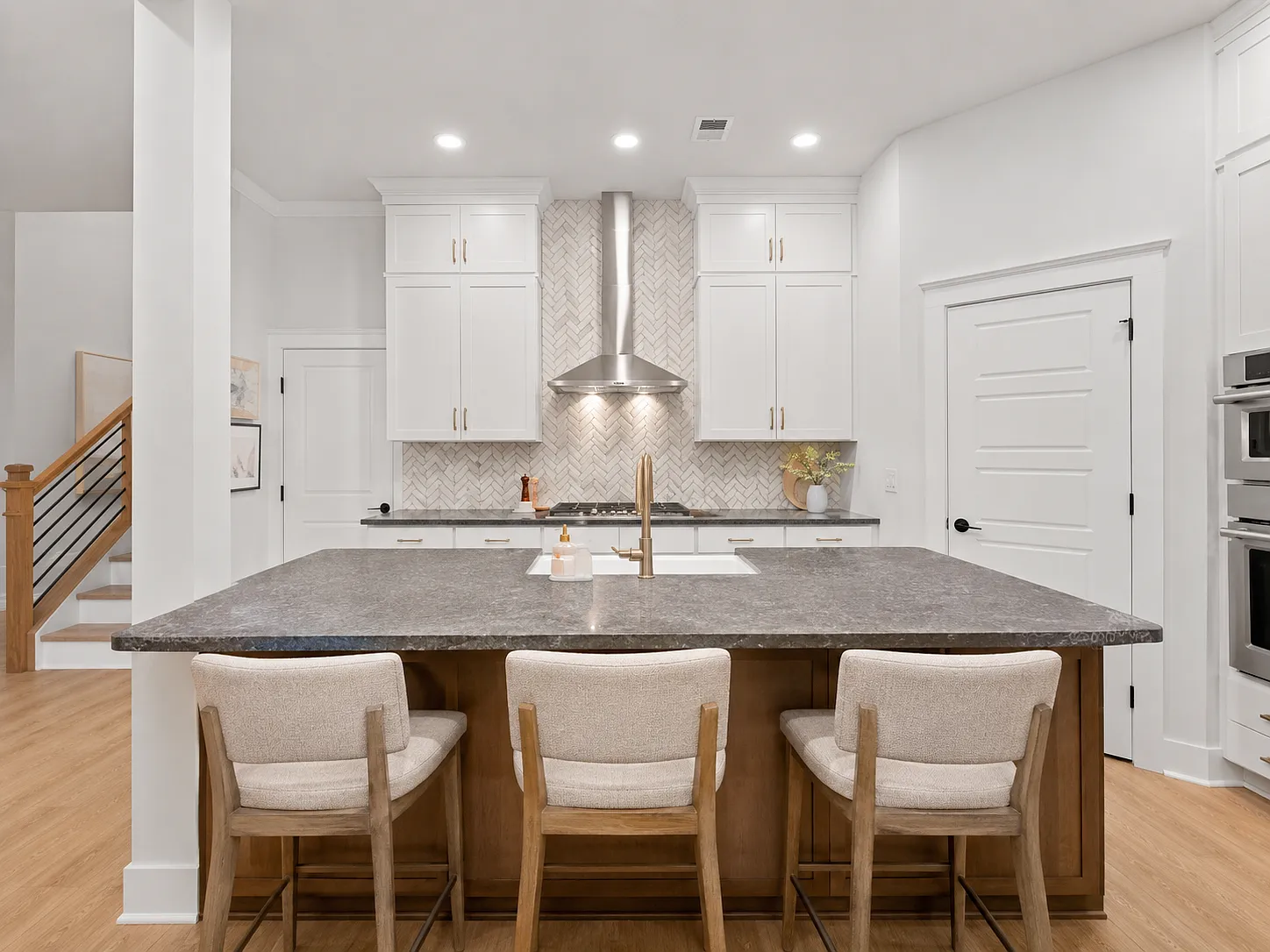 3 bed, 1971 sqft, $3,200 — Photo 4