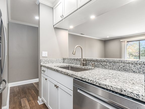 5th image of 7 Oak Creek Dr APT 2702