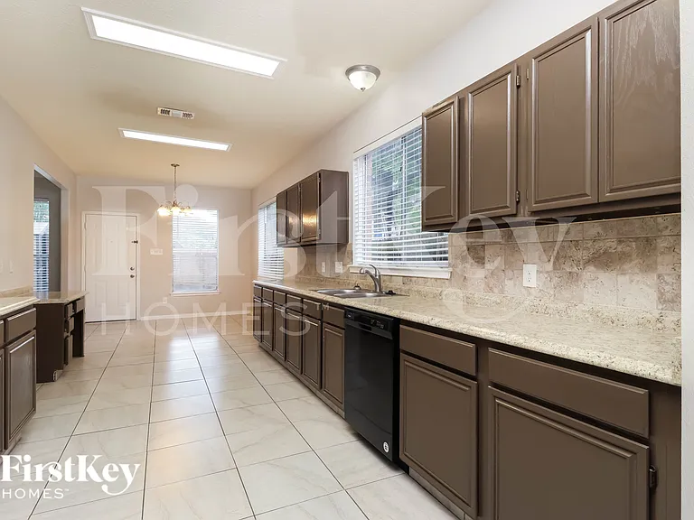 9131 Landry Blvd — Photo 7