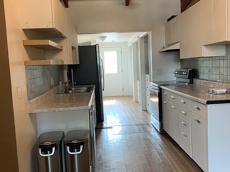1012 Castlerock Dr — Photo 2