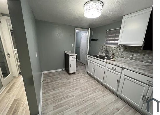 3rd image of 3916 Fairfax St