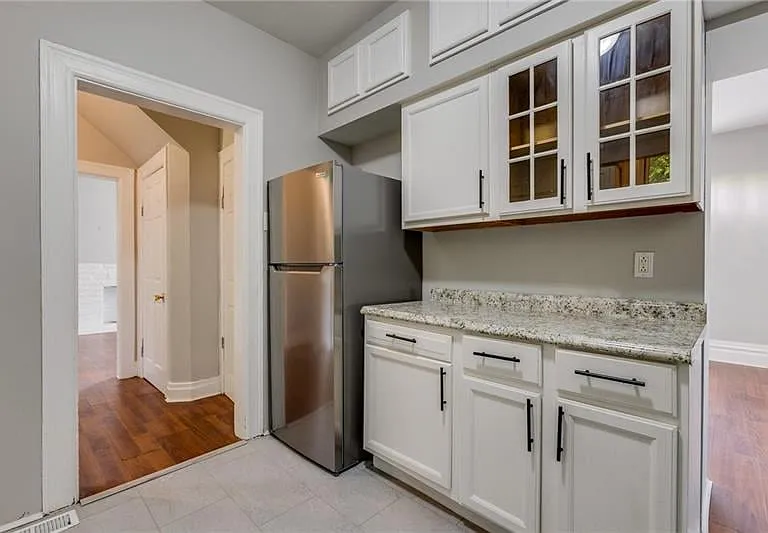 211 W Burgess St — Photo 30