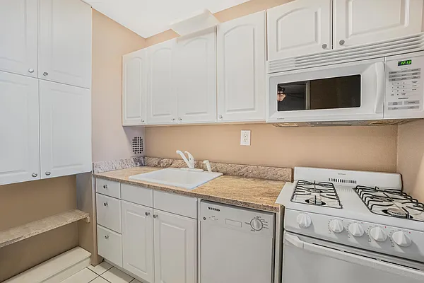 Sold by CENTURY 21 Sunny Gardens Realty, Inc. | media 22