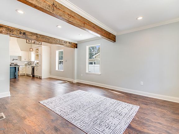 5th image of 721 Oak St W