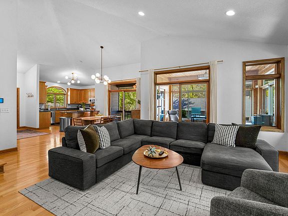 5th image of 300 Dearborn Ct