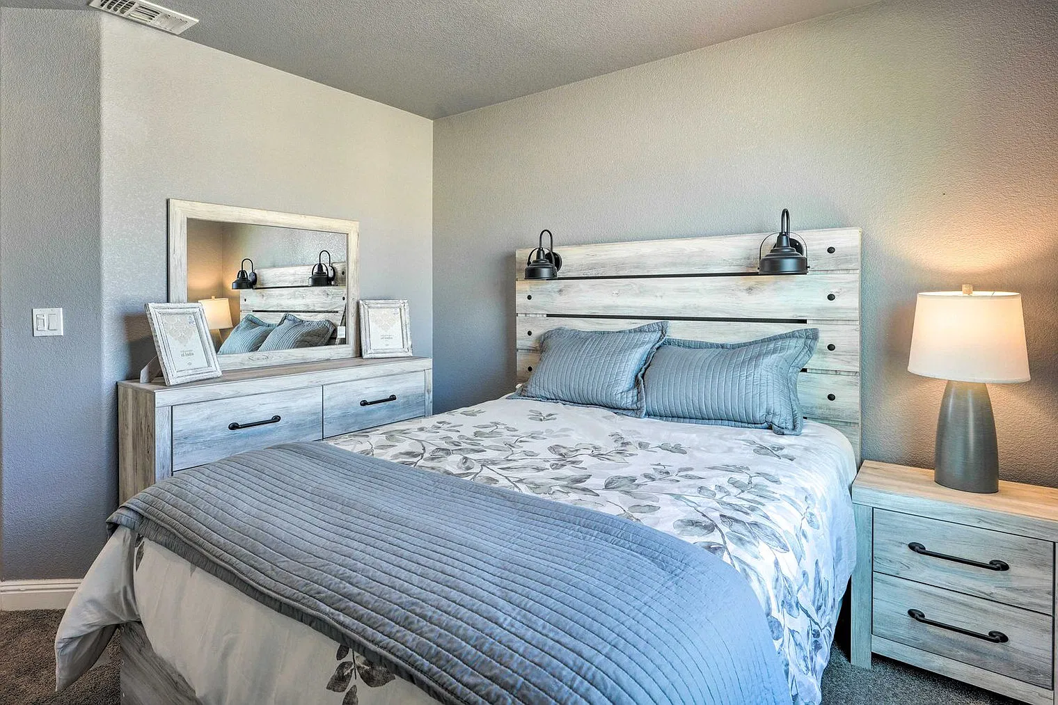 4 bed, 2.0 bath, 1894 sqft, $5,225 — Photo 3