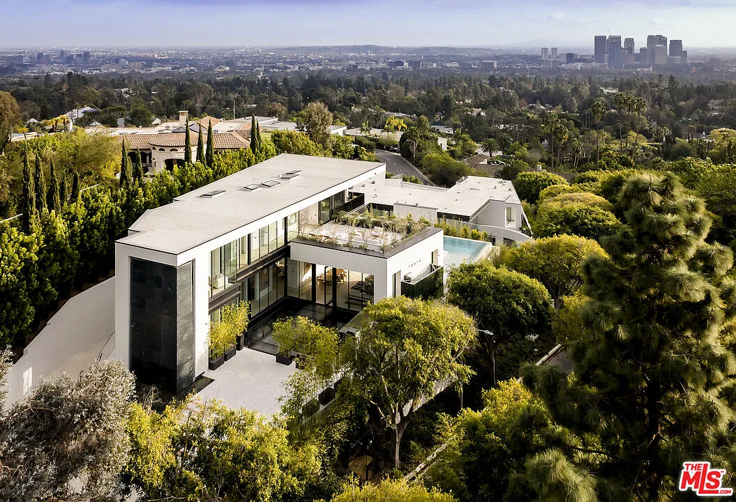 6 bed, 9.0 bath, 9856 sqft, $150,000 — Photo 1