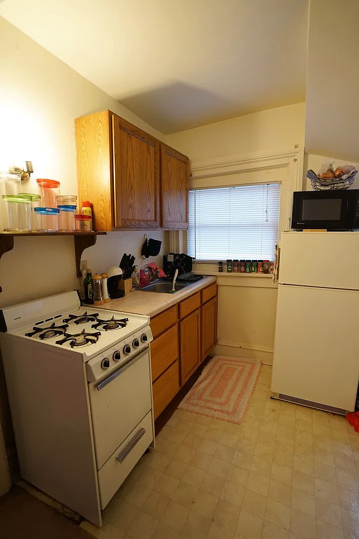 121 — Photo 2