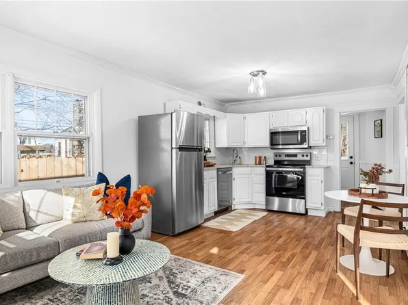 29 Hillcrest Ave, Warwick, RI 02889