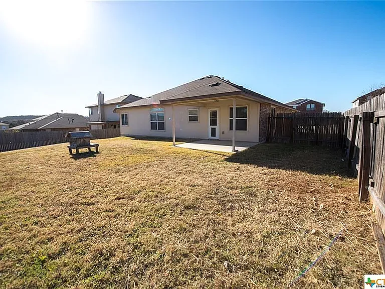 2104 Vernice Dr — Photo 17