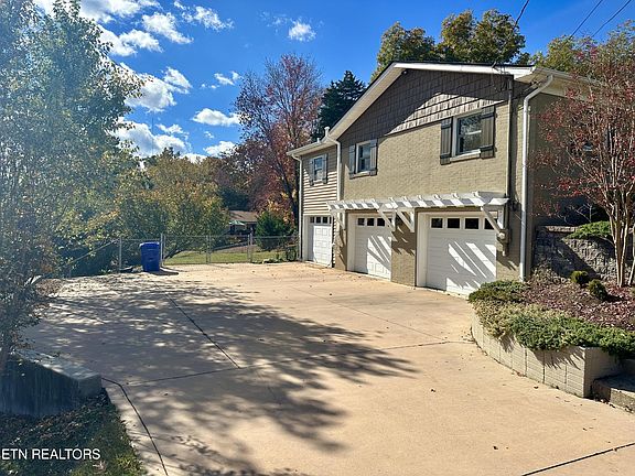 4th image of 136 Westwood Dr