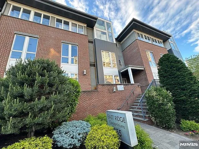 255 Laird Ave #6 — Photo 4