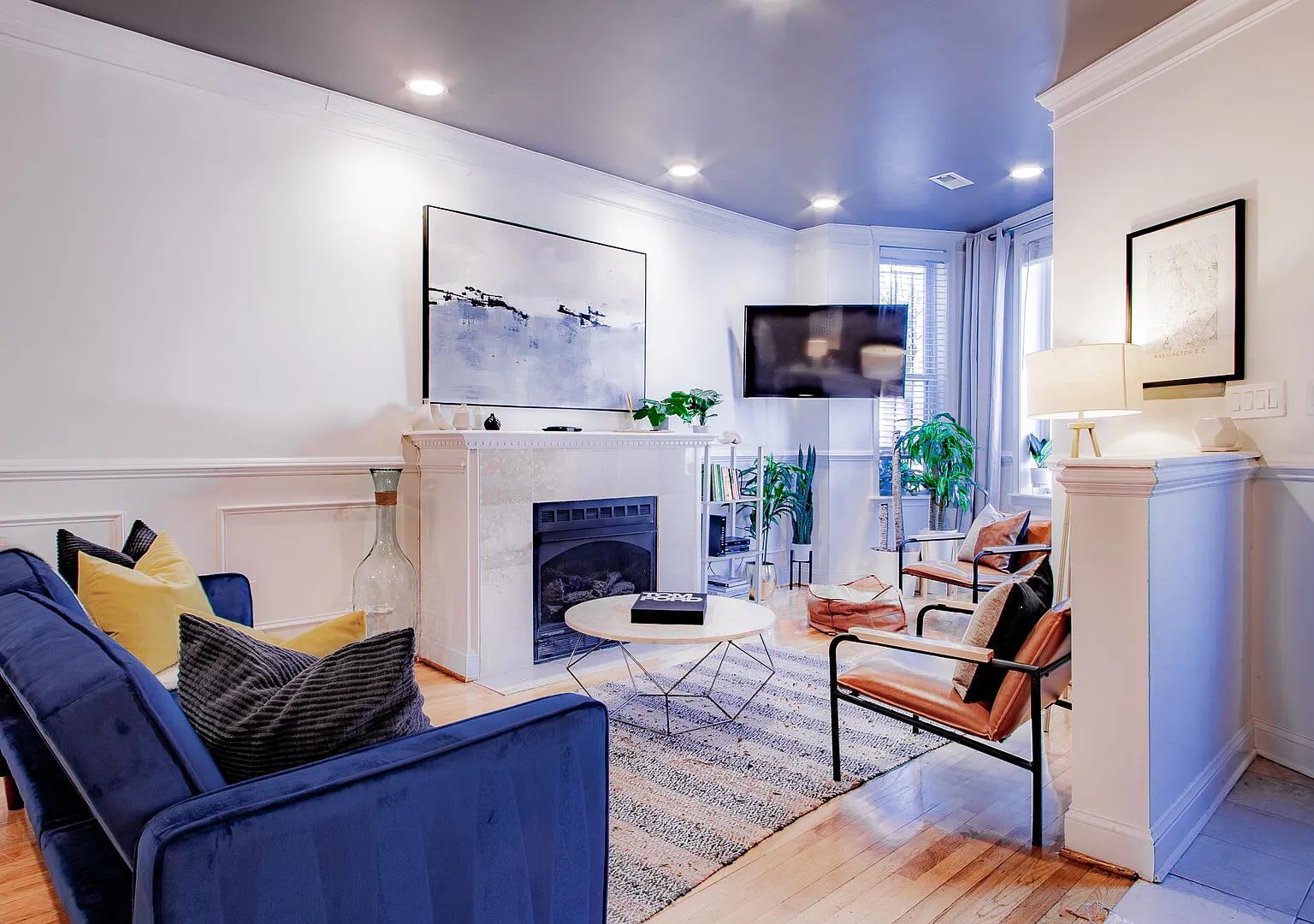 Large Modern Townhouse Near U St., Monuments, & Convention Center — Photo 4