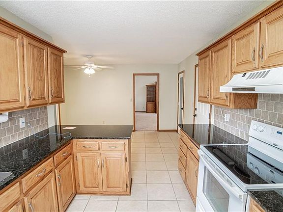 5th image of 1602 E Devonshire Pl