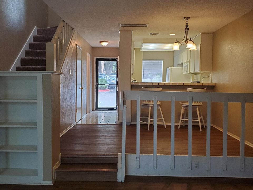 Airy, free flow main entrance to the house.