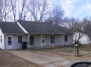 805 4th Ave SW, Gravette, AR 72736