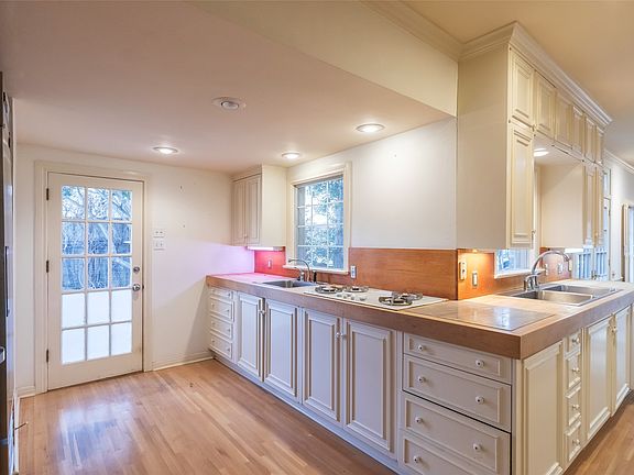 5th image of 1142 Sylvan Dr