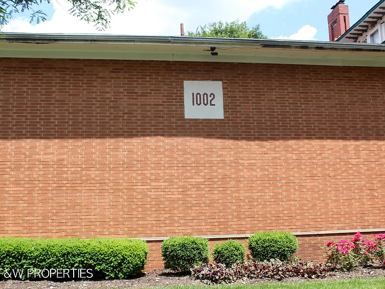 1000 & 1002 Bryden Rd — Photo 3